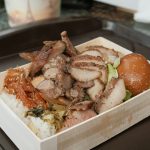 Mang cơm đi làm: hộp cơm có cơm trắng, thịt nướng thái lát, trứng và rau